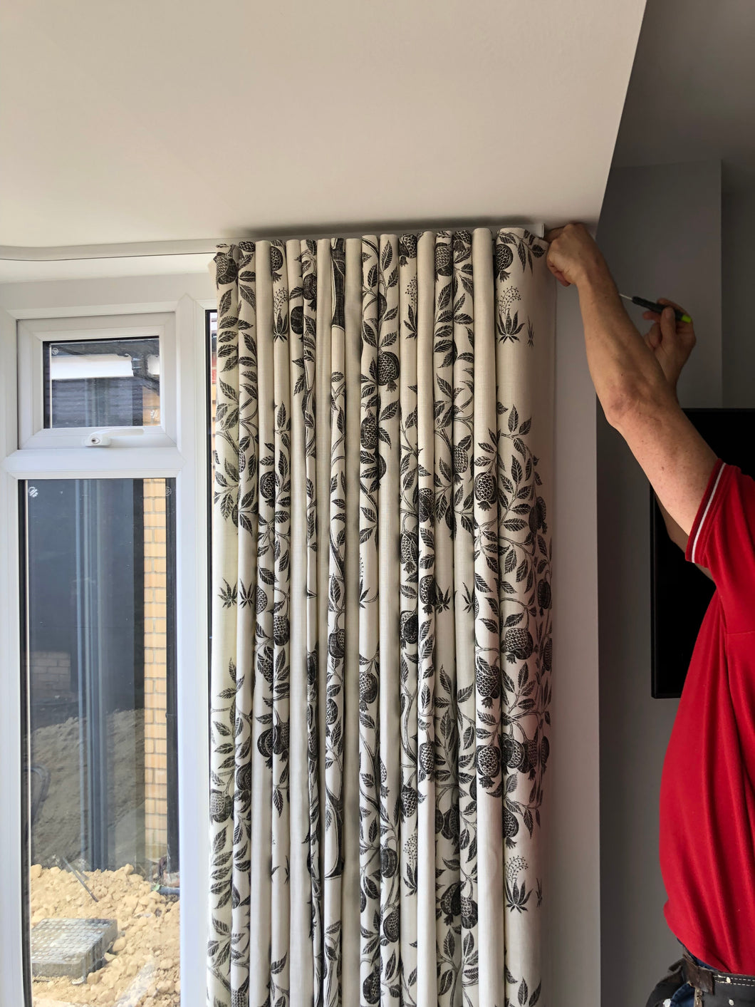 Wave curtain fitting